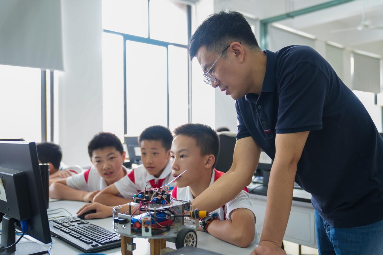 利用AI设计试卷自动批阅系统，成都七中初中学校鼓励学生从“被动学习”到“主动创造”
