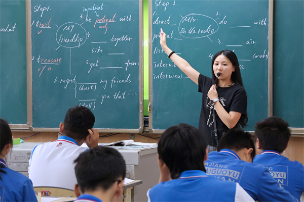 夹江外国语实验学校：专家把脉，促课堂提质增效