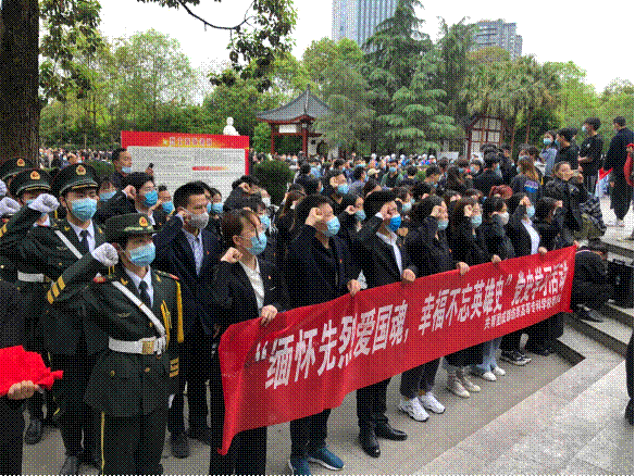 清明前夕,成都纺专师生烈士陵园里学党史