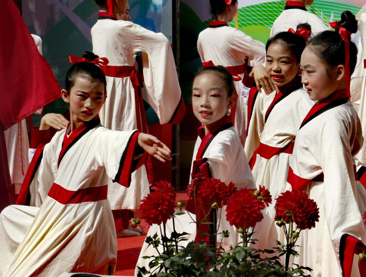 师生同台献艺,这所乡村小学的科技文化节引人入胜