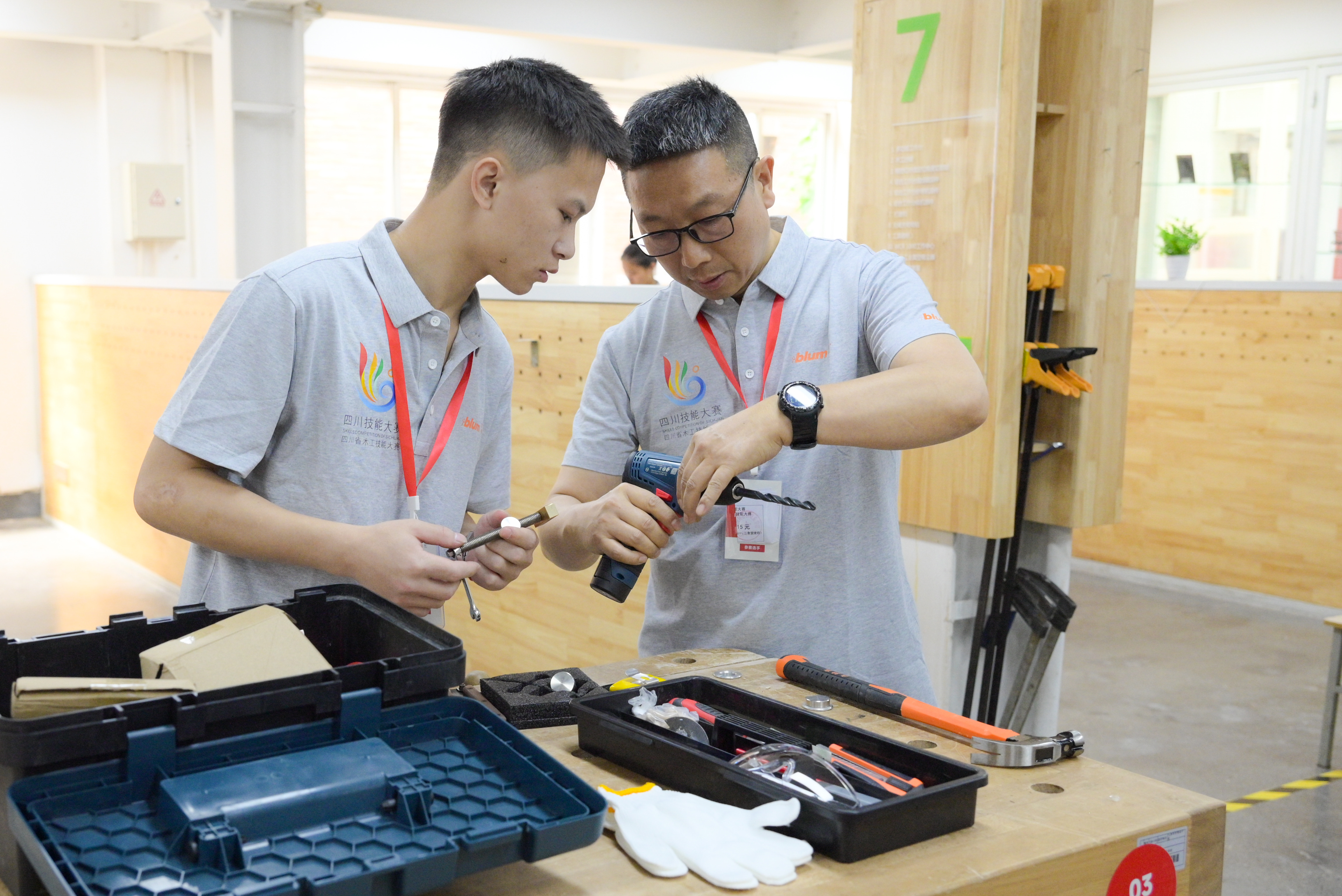 院校师生与企业职工同场较量鲁班技艺