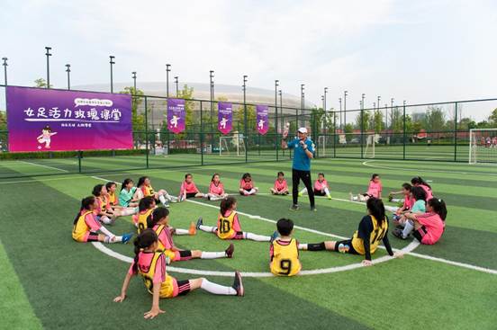 成都大运会倒计时100天,女足国脚为“小玫瑰”上足球课