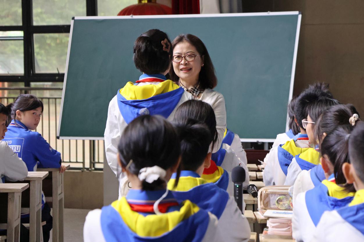 夹江县举行“专家助力习作教学”教研指导活动