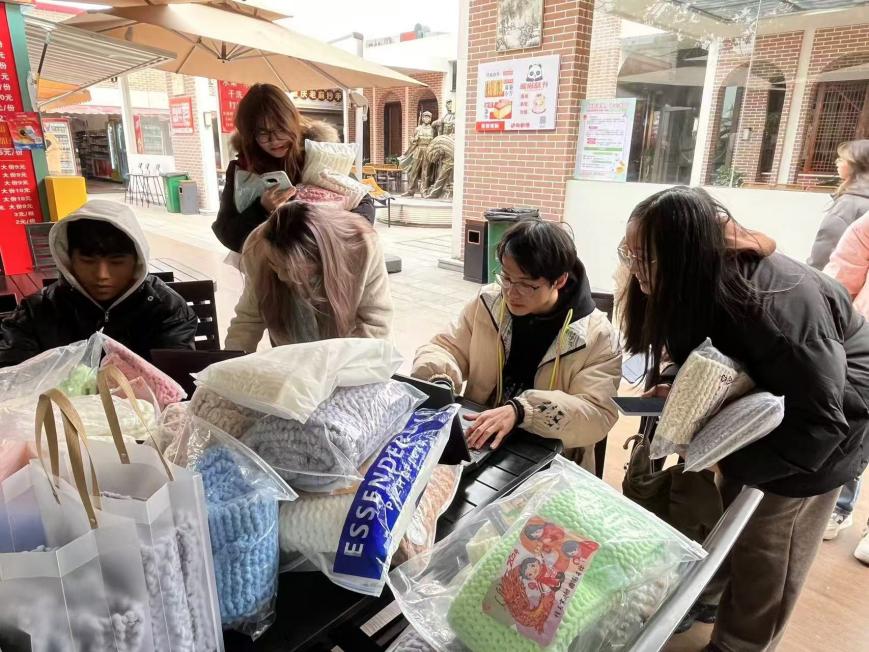 织围巾送温暖，西华大学“白开水”公益开展暖心活动
