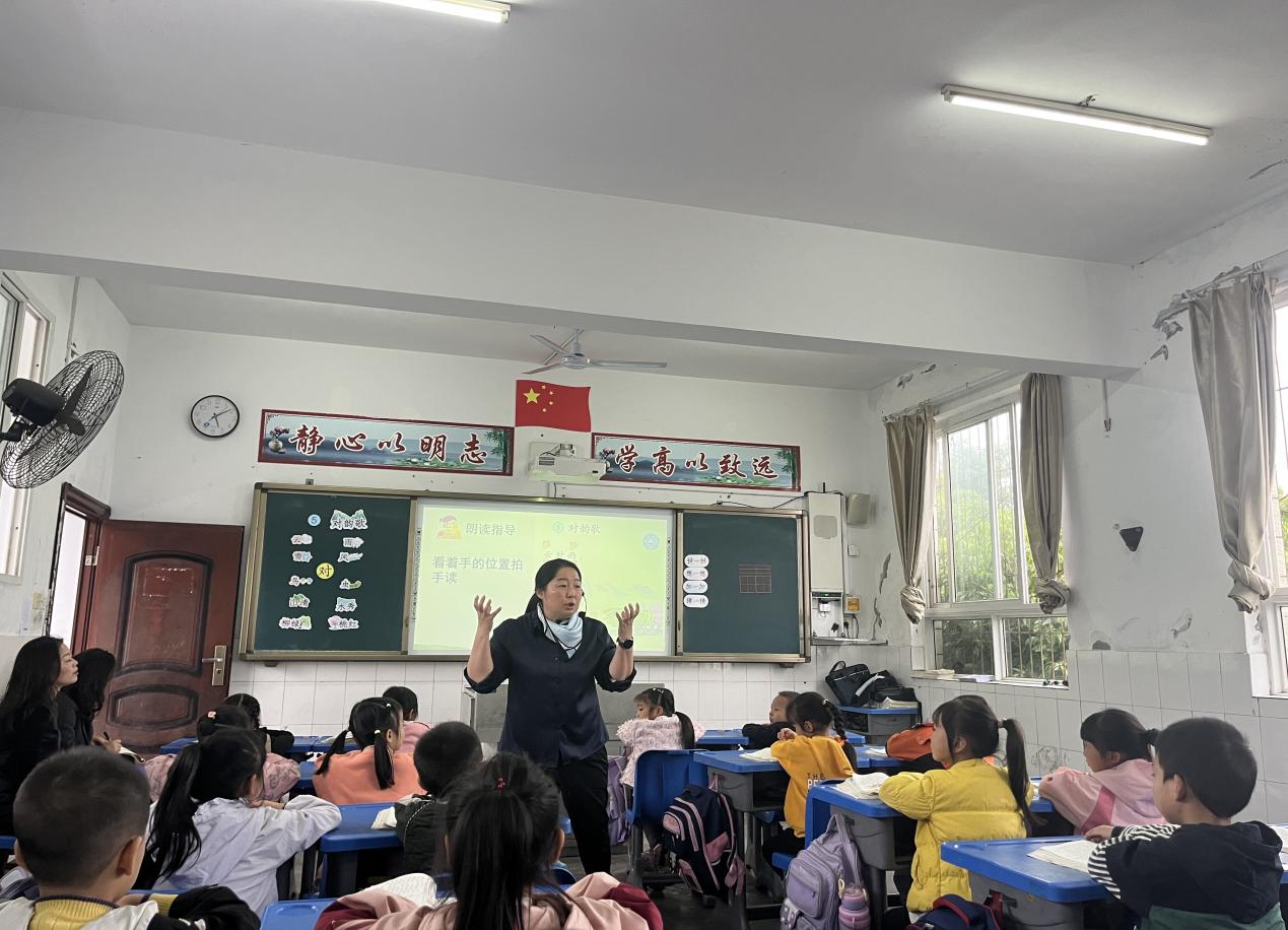 井研县教研室开展小学语文“送教下乡”活动