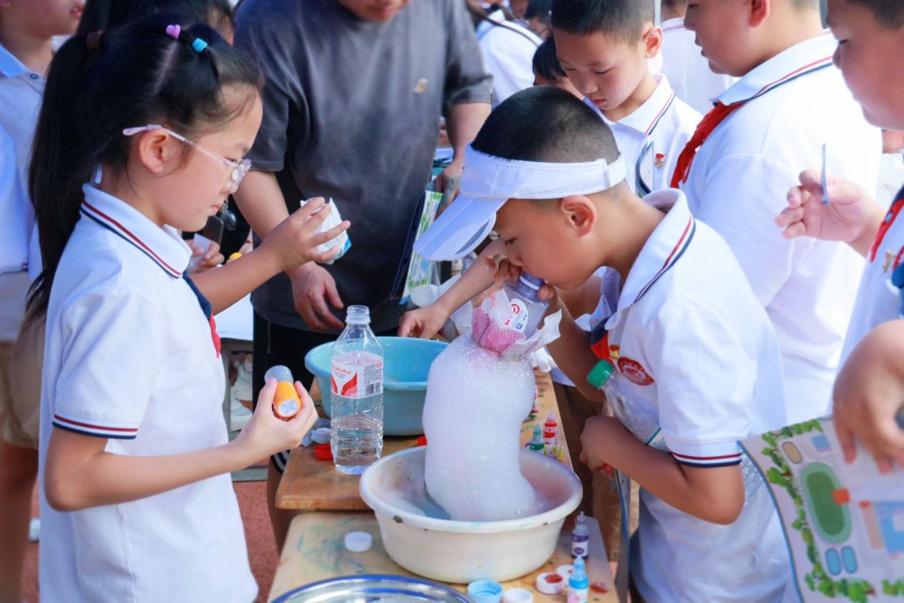 当科学遇见艺术，小学校园变身“创意梦工厂”