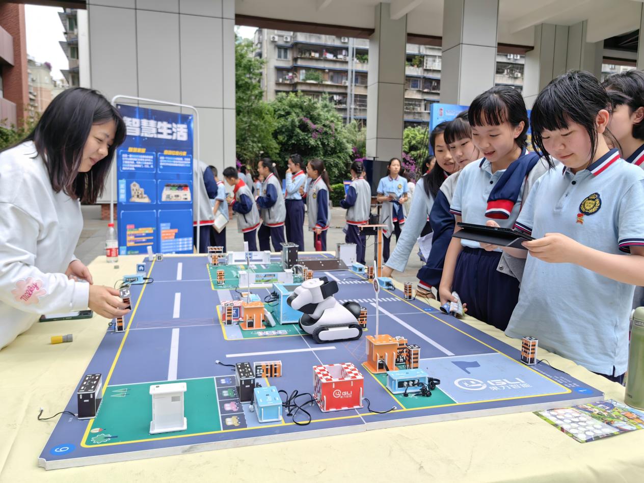 成都市石笋街学校举行第三届科创艺术节