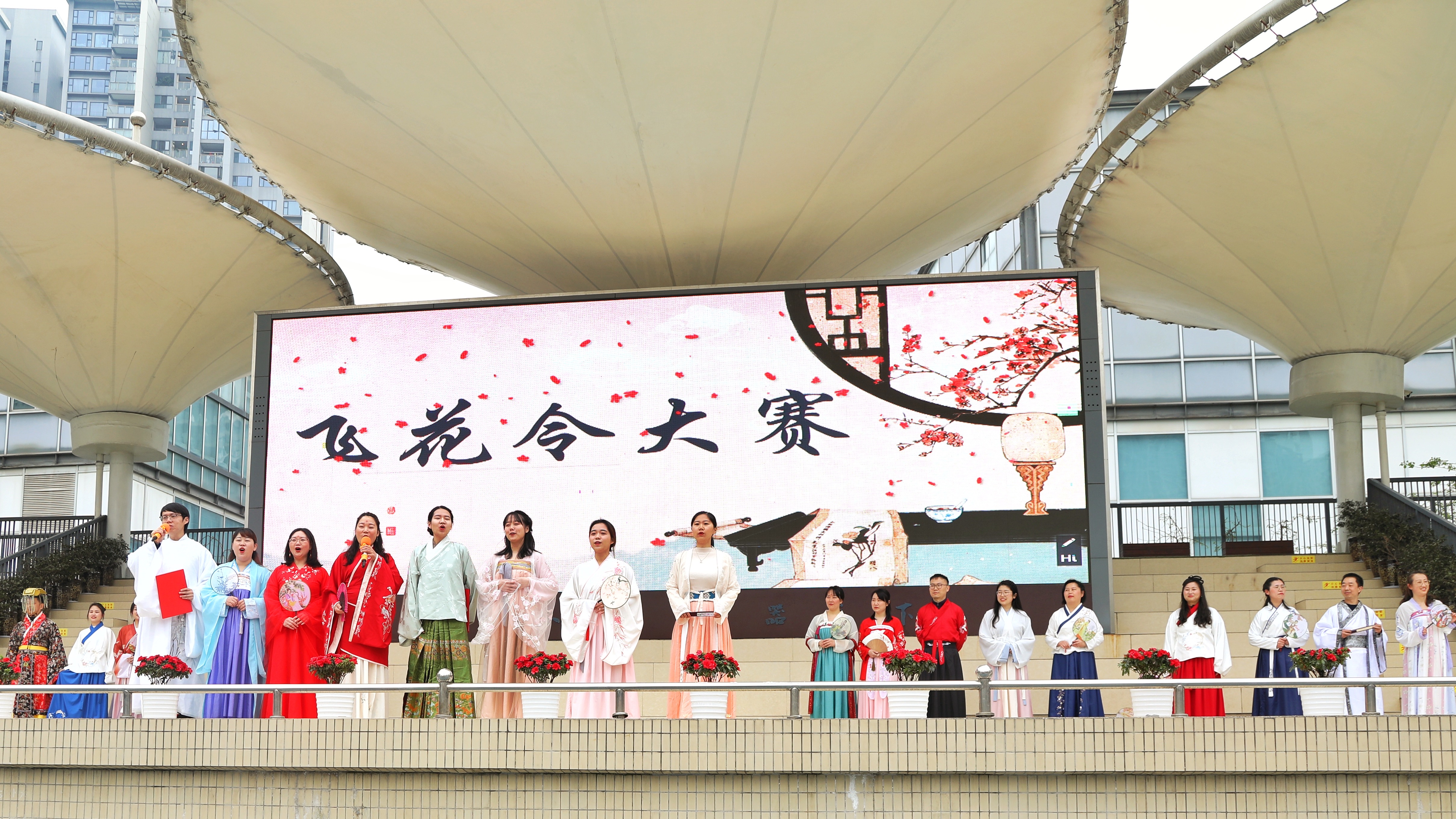 着汉服、飞花令、猜灯谜……这所学校举办“花朝节”语文主题活动