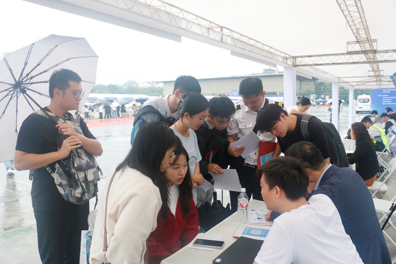 提供10万余个岗位,四川省2025届高校毕业生首场省级招聘会举行