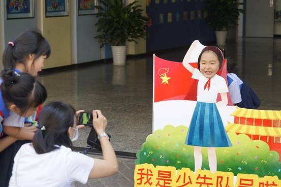 成都菁蓉小学举办六一庆典，少先队新队员正式入队