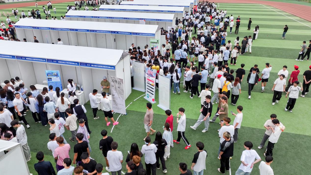 抢占“云上”就业新高地，天府新区通用航空职业学院举办2025年校园双选会