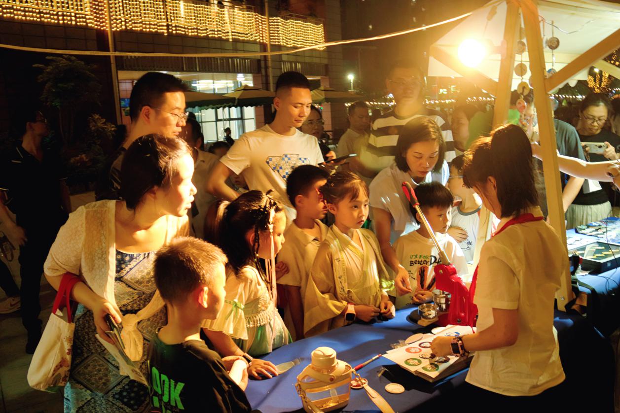 夜游课程集市,举行草坪音乐会,成都天鹅湖小学“星光夜市”开市