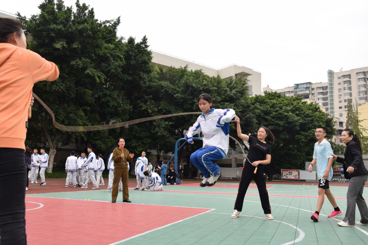成都市第四十三中学:亲子运动,让青春期学生与家长“肩并肩”