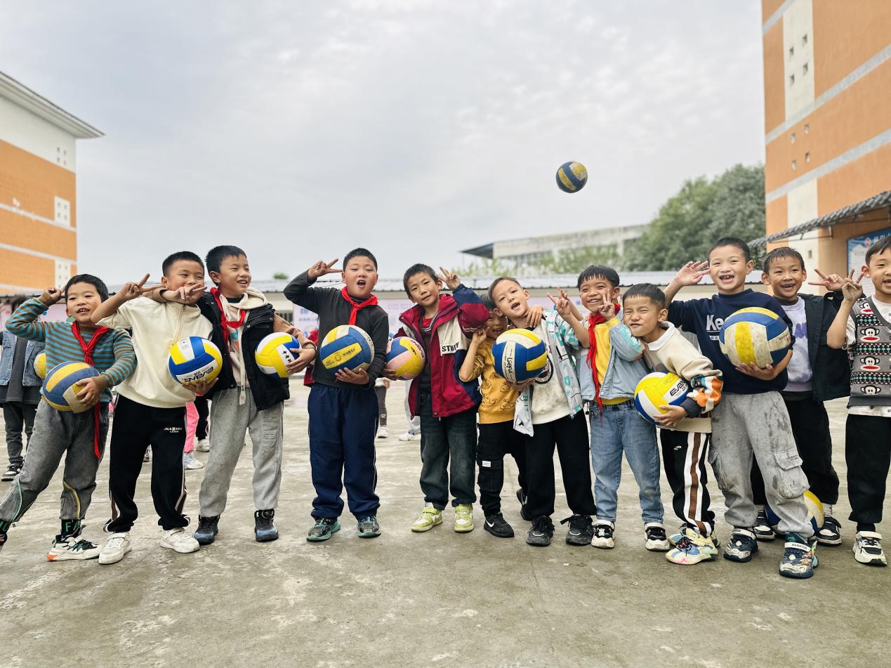 校长当陪练，绵阳安州区清泉小学“全员排球”激发办学活力