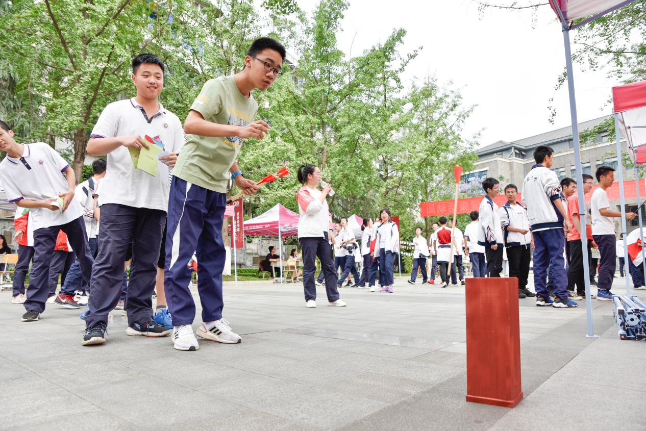 投壶、拼图、闭眼拉绳，成都树德中学开展趣味心理健康主题活动