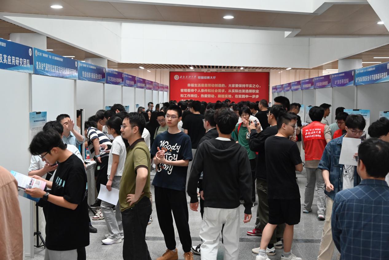 西南石油大学：博导、教授“出摊”，为学生科研之路“开方”