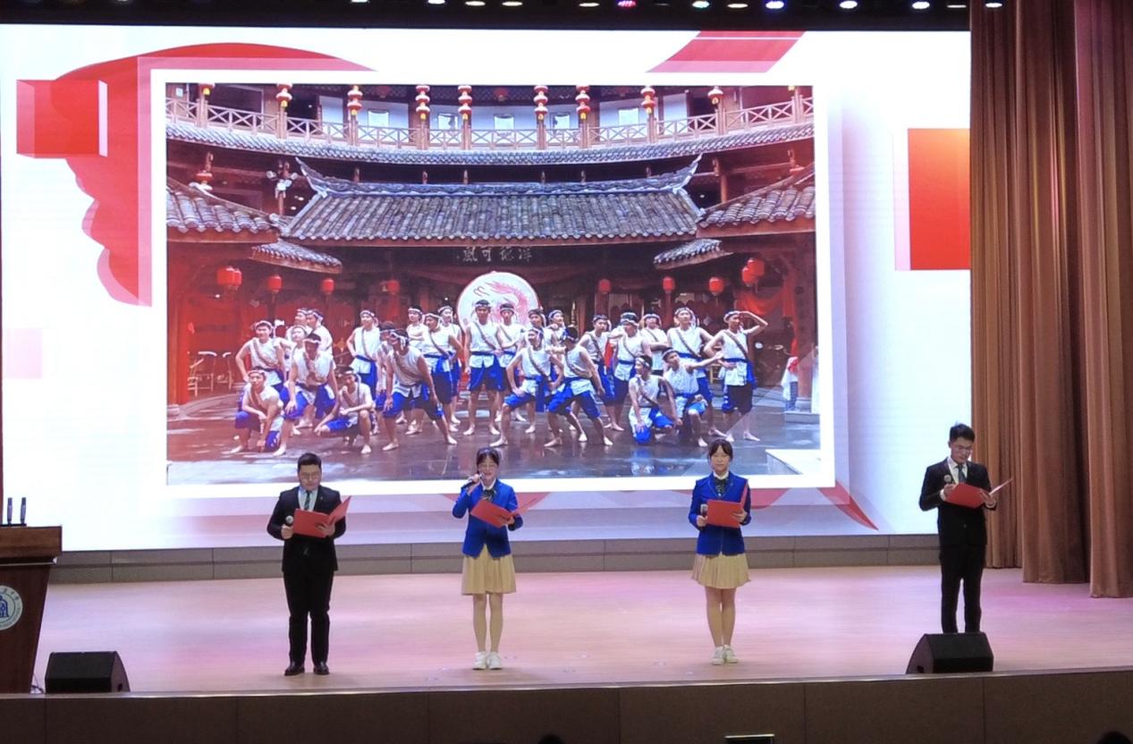 成都石室中学纪念改办新学120周年,作家阿来向学校捐赠签名作品