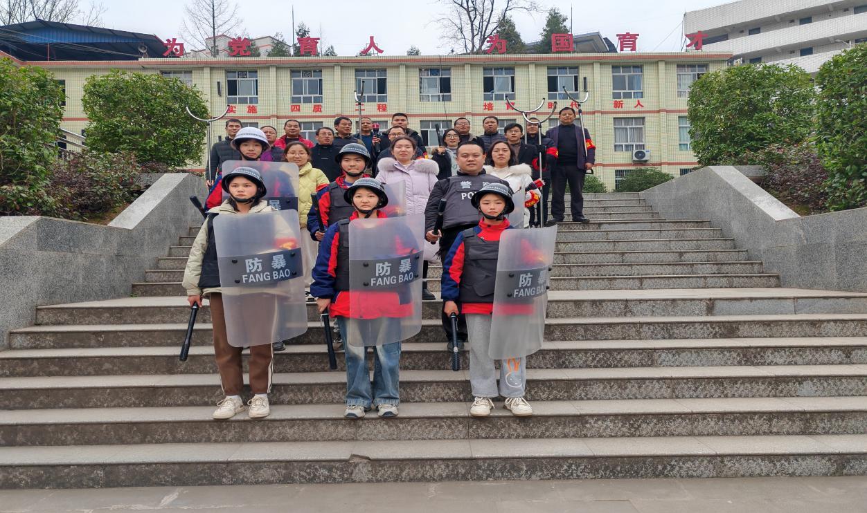 平昌县岳家小学：“护校队”筑牢安全防线 守护师生平安