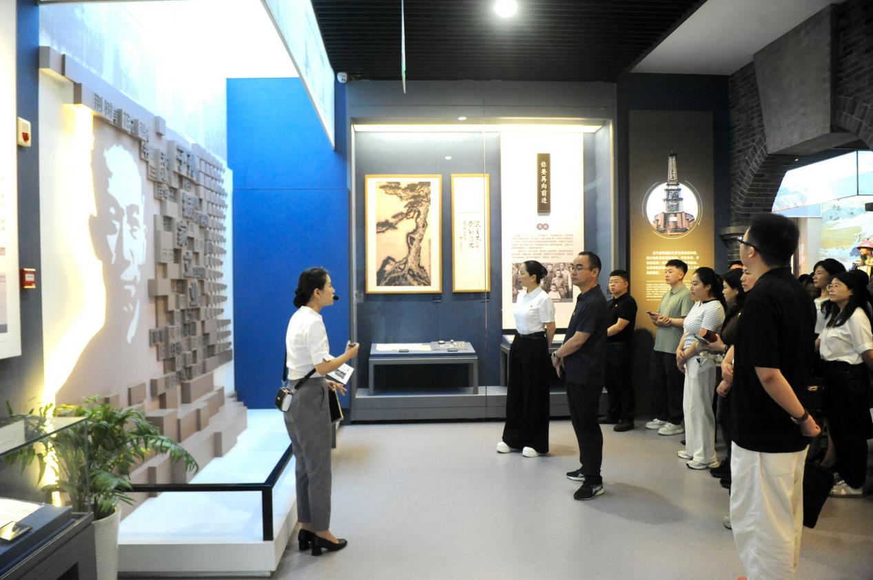 教育厅直属机关干部赴天府家风馆开展廉政教育