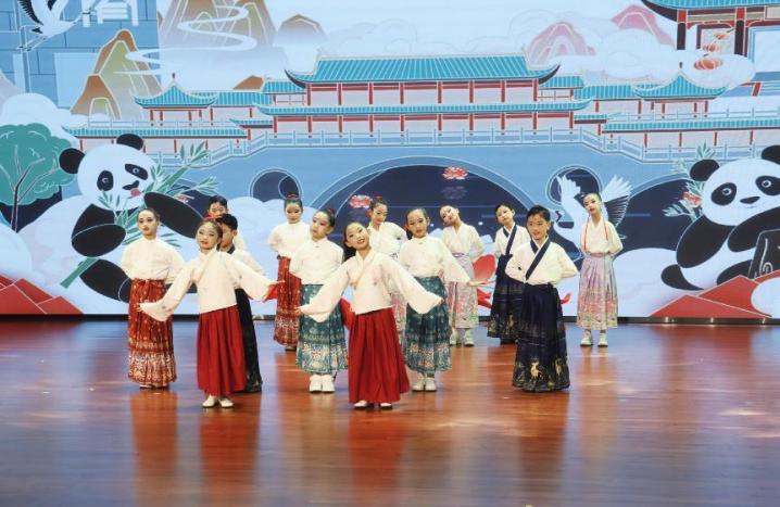 成都市龙泉驿区天鹅湖小学举行“看见时间的力量”年度盛典