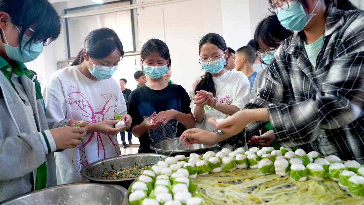 农耕食俗搬进校园、开展油葵种植，合江大桥镇初中打造学科融合项目式的劳动教育