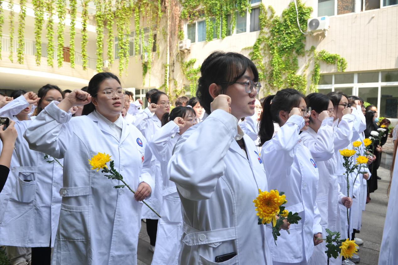 清明前夕，成都医学院开展致敬“无语良师”活动