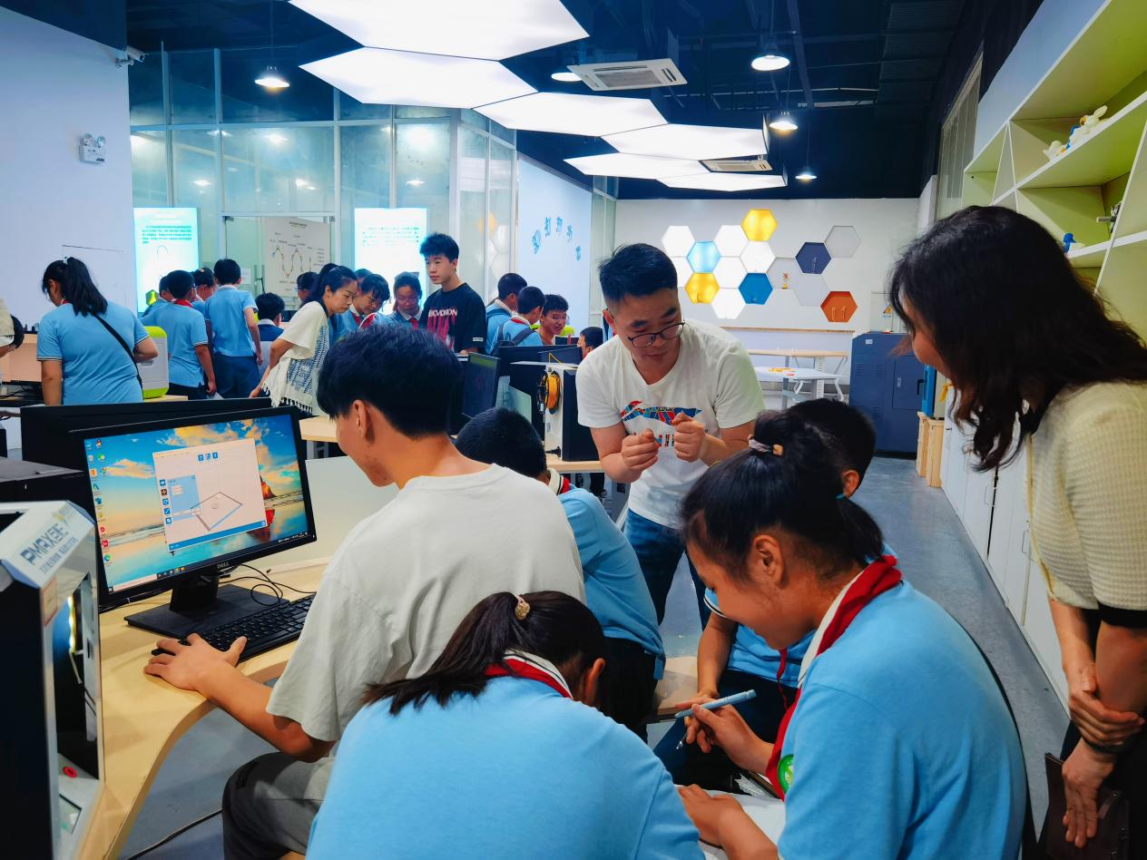 体验工匠文化，小学师生走进成都工贸职院研学