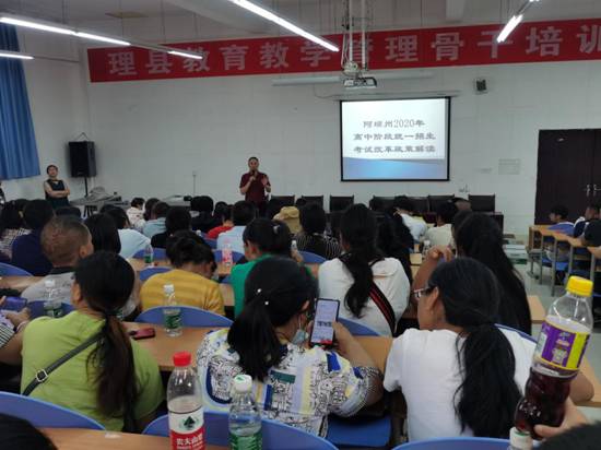 “9+3”驻校干部教师深入阿坝州指导学生填报中考志愿