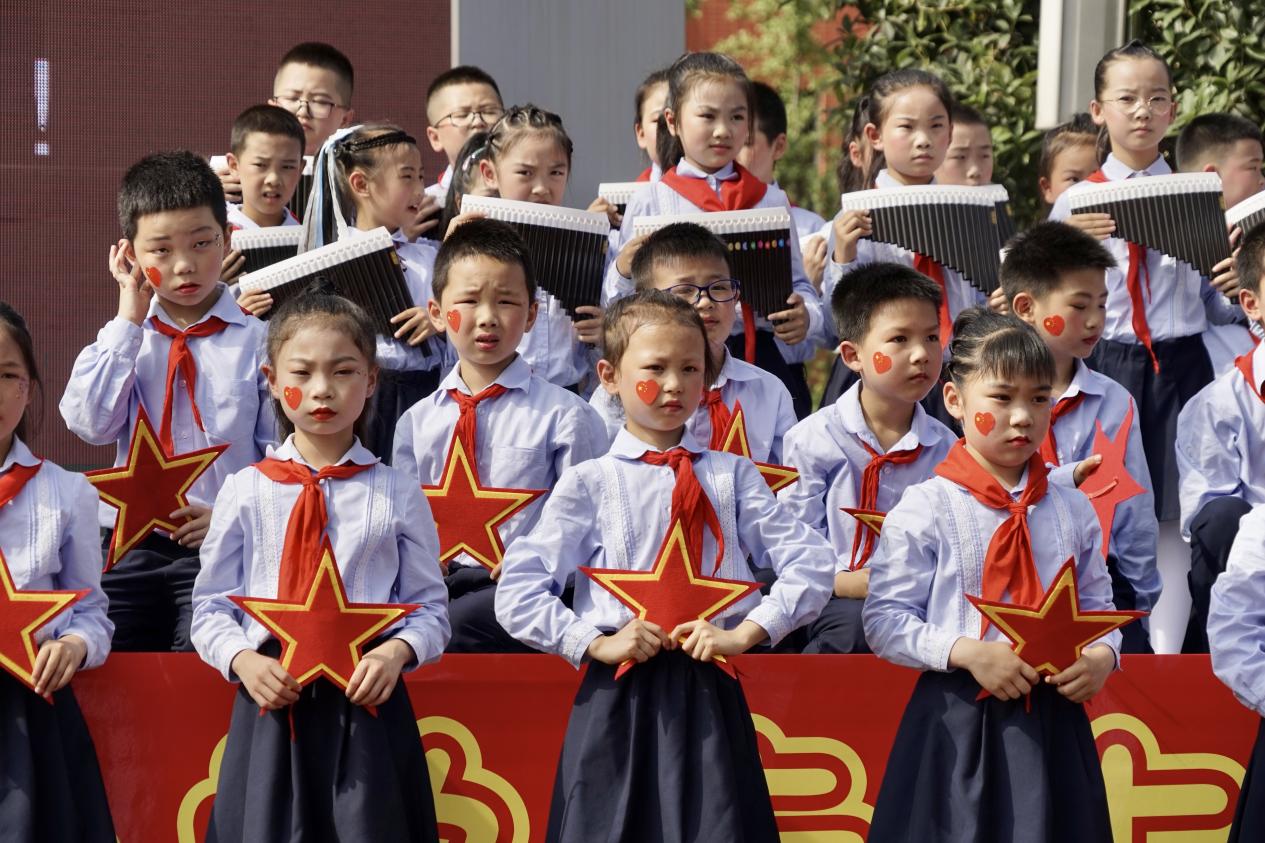 成都市海滨小学举办“六一”庆典暨少先队入队仪式