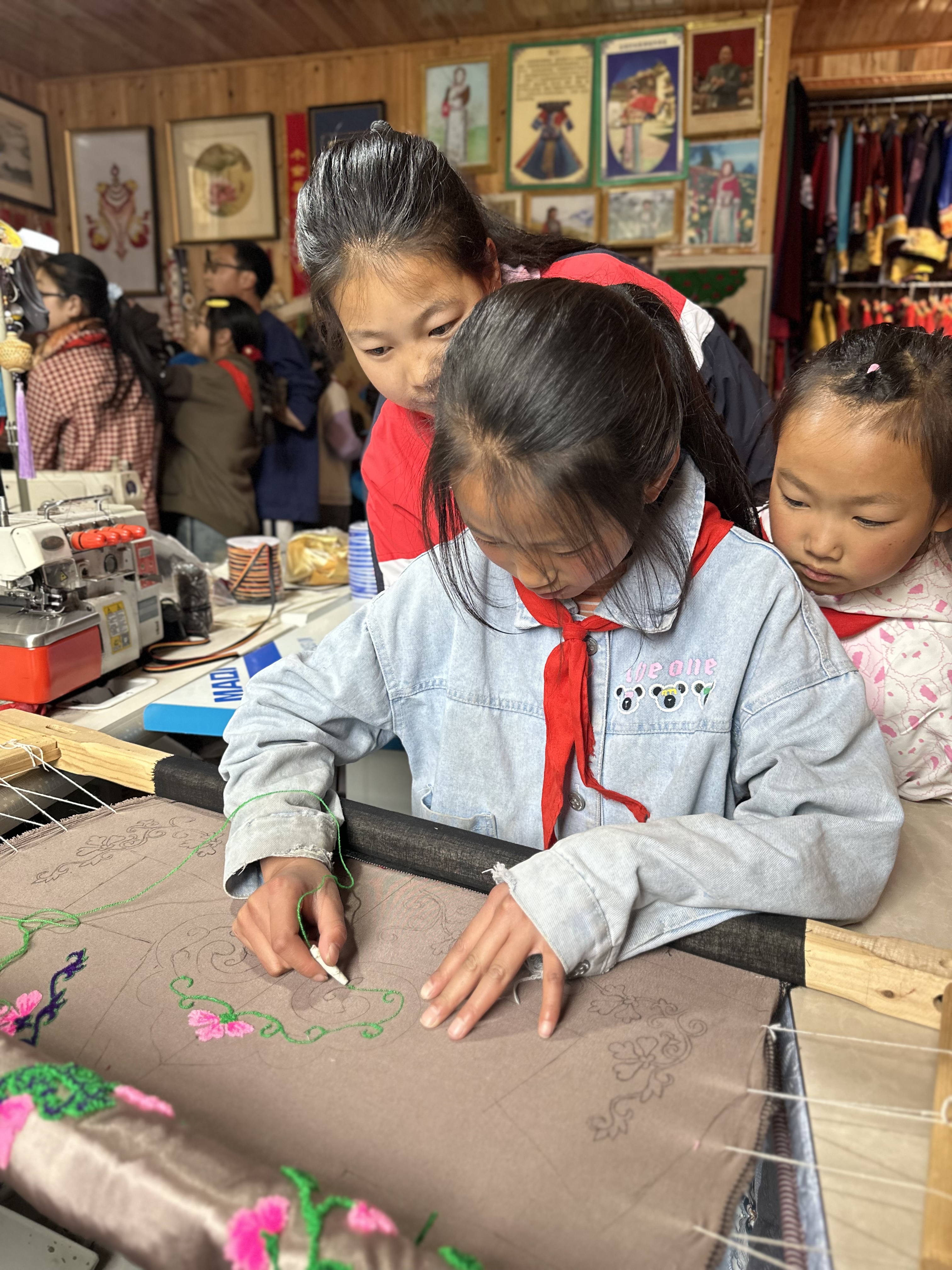 小金县结斯乡小学开展别斯满服饰刺绣研学活动