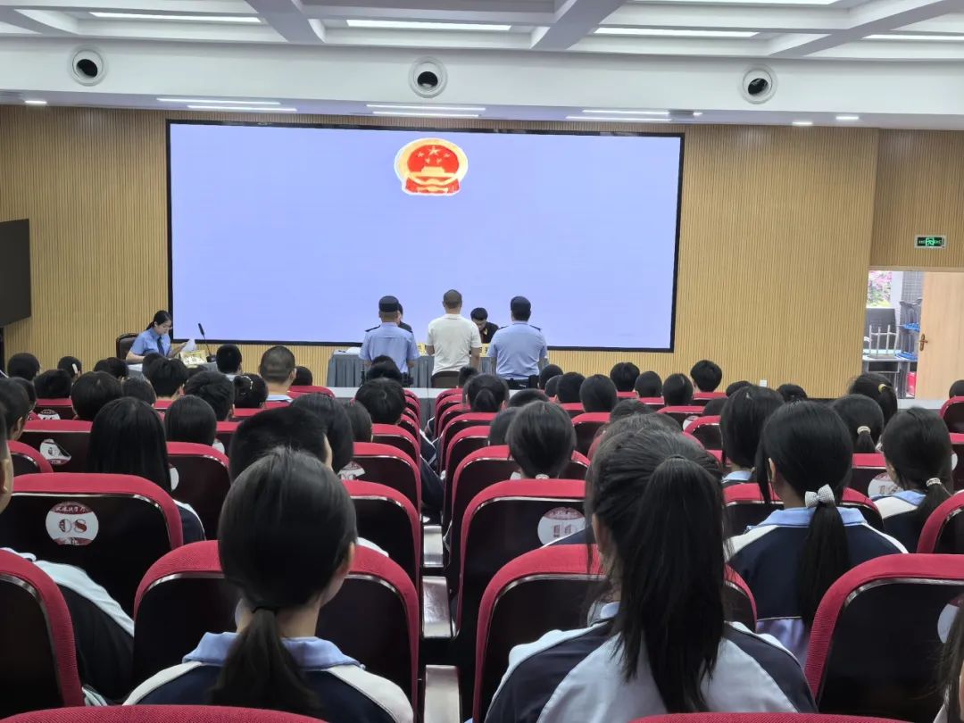 师生现场学法，庭审现场“搬”进校园