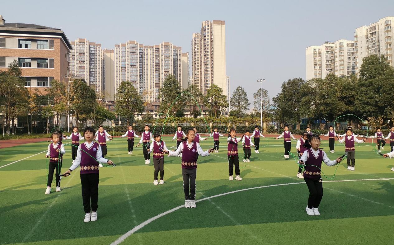 成都师范银都紫藤小学引入智慧设备赋能体育课：有热度温度，更有“能见度”