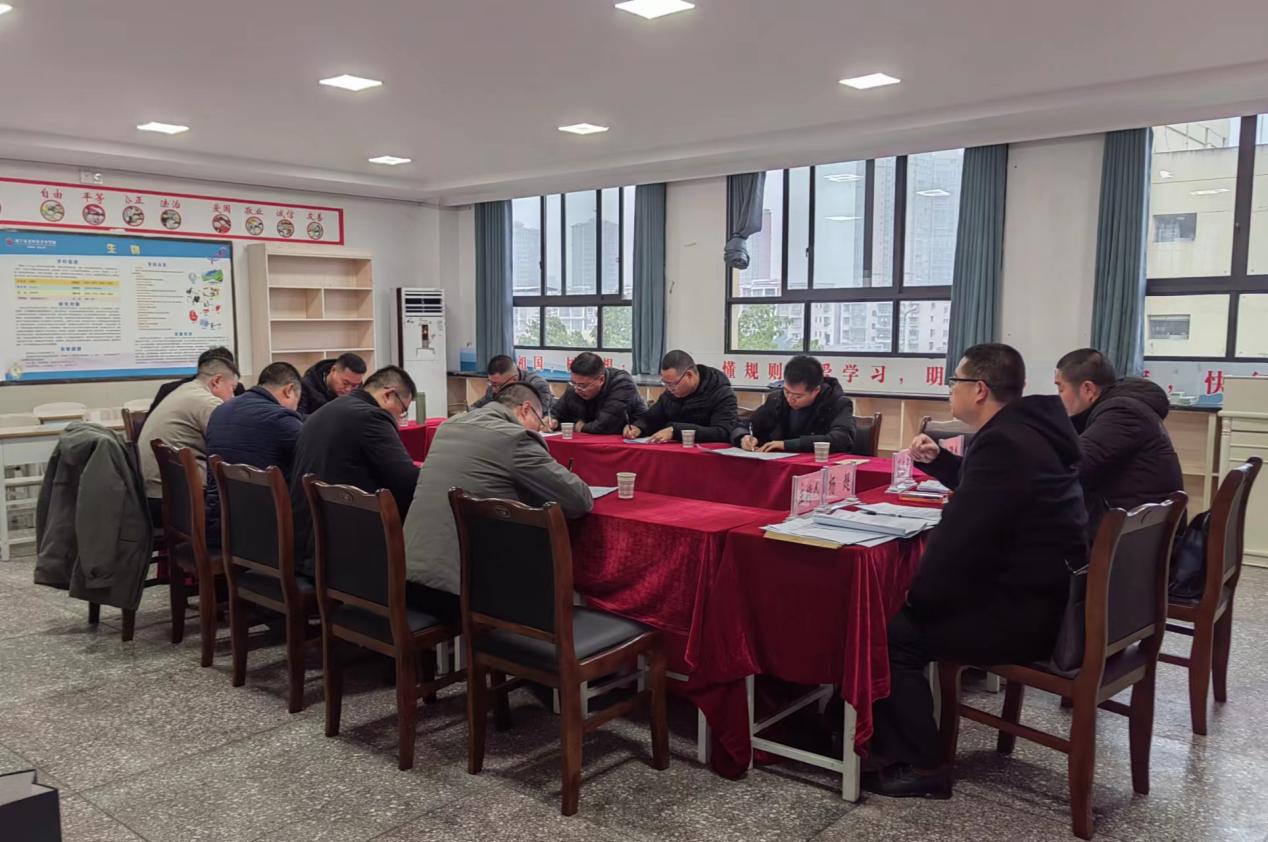 遂宁市安居区一场别开生面的“考试”:校长走进考场答卷