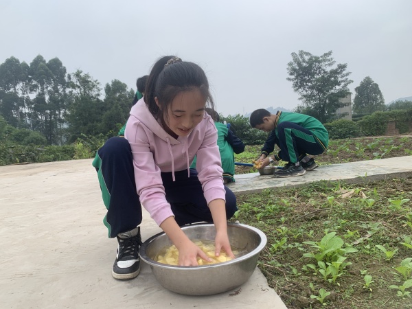 夹江县青州初级中学开展厨艺大比拼活动