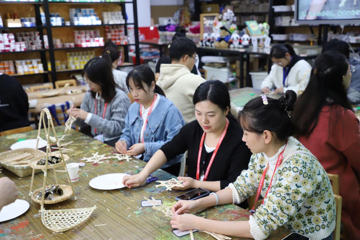 成都市教师发展基地园开放周活动举行
