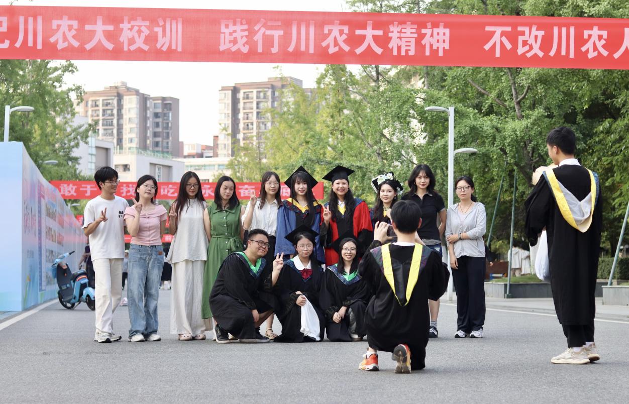 四川农业大学:毕业生感恩母校,定格青春