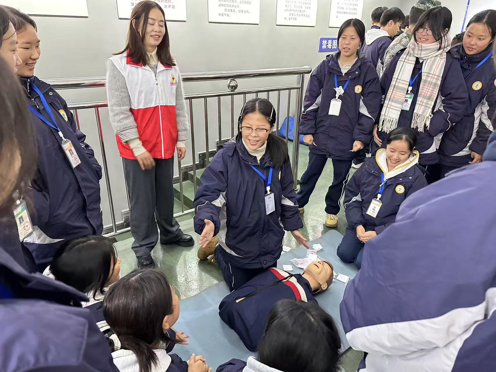 夹江县云吟职业中学校开展应急救护培训