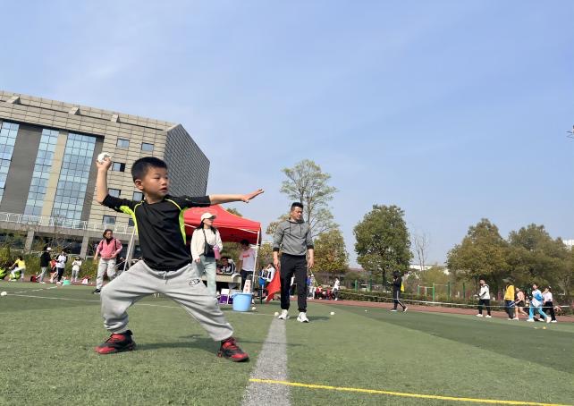 隆昌市举办第六届大中小幼学生田径运动会