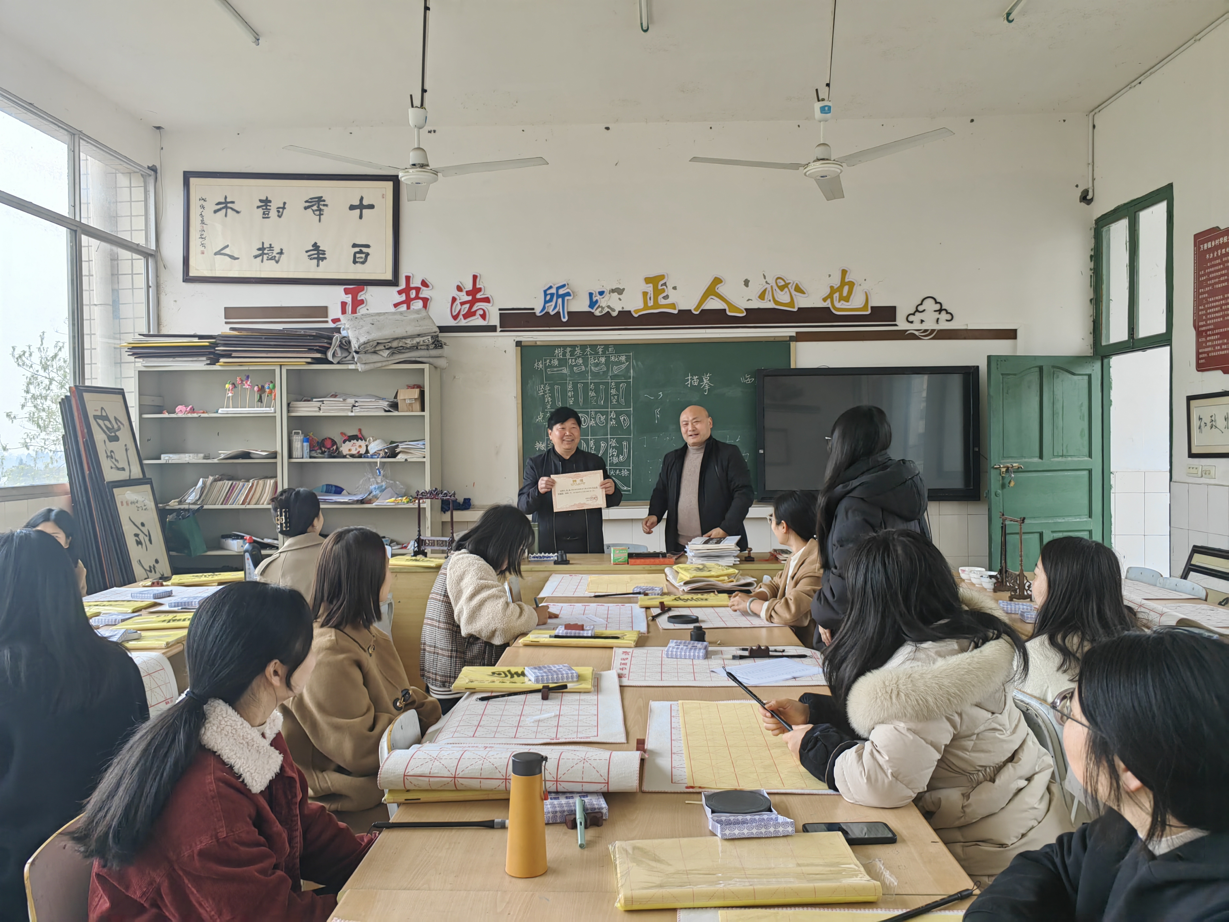武胜县万善小学校开展“青年教师书法水平提质行动”