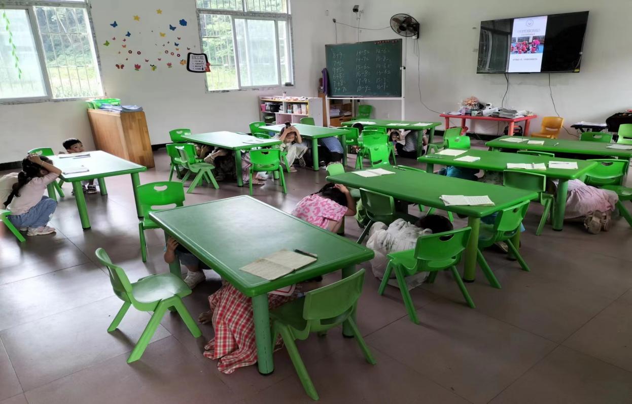 平昌县岳家小学幼儿园开展防震避险、消防逃生综合演练演练增强自我保护意识