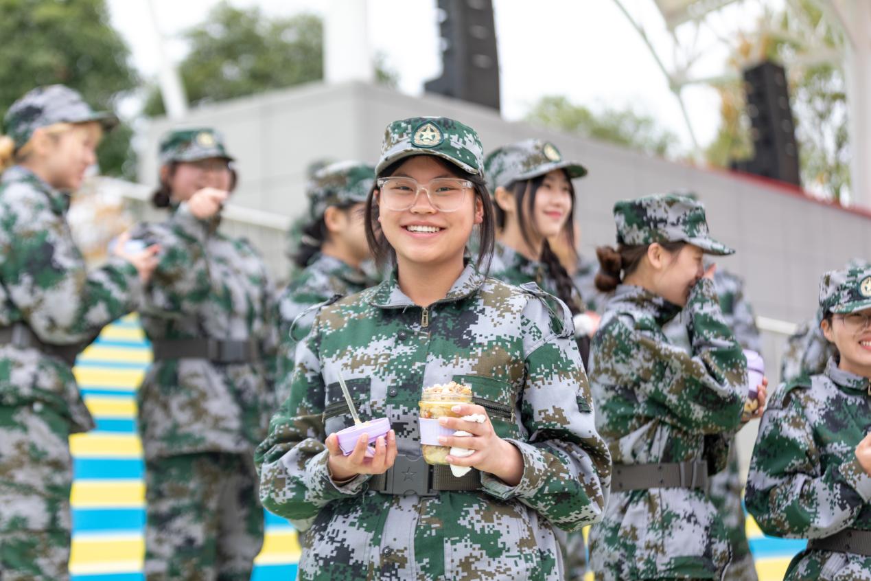 “这鸡汤有妈妈的味道！”冬日寒风中，四川一高校6500杯鸡汤慰问军训学子