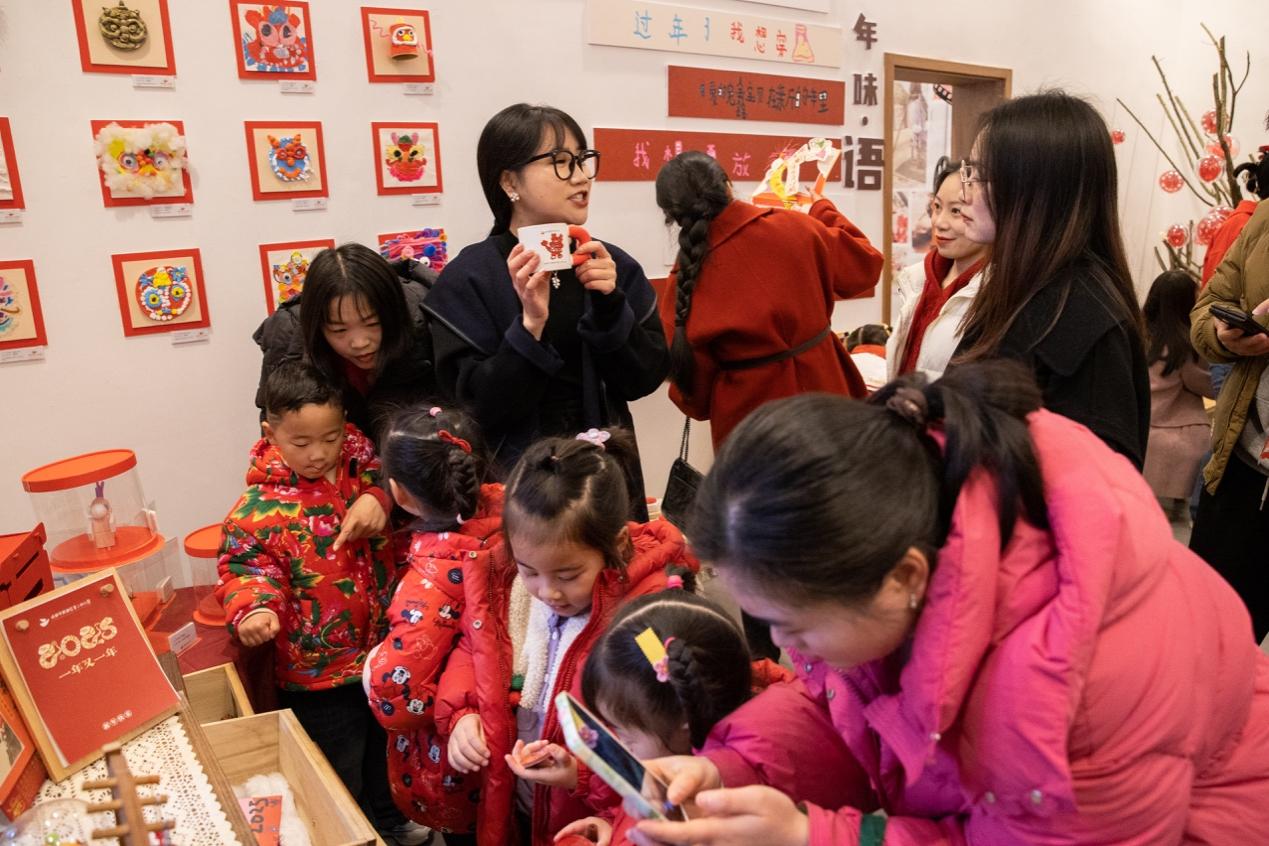 成都市新都二幼举办新春艺术联展