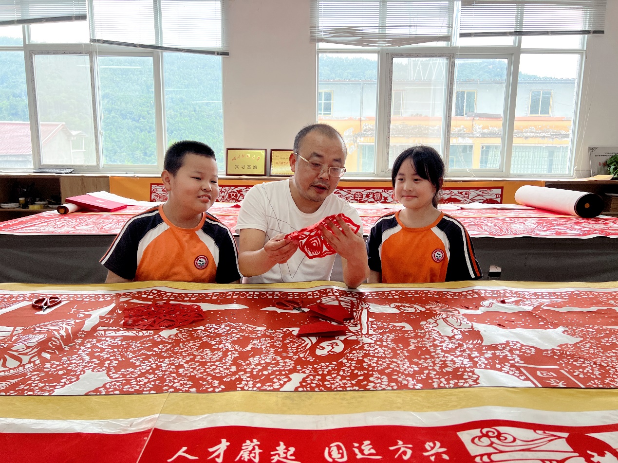 苍溪县:75米剪纸长卷为新中国成立75周年献礼