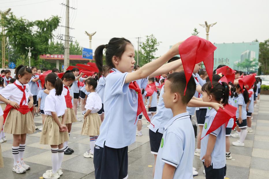 成都市青白江区与广汉市联合举行少先队入队仪式