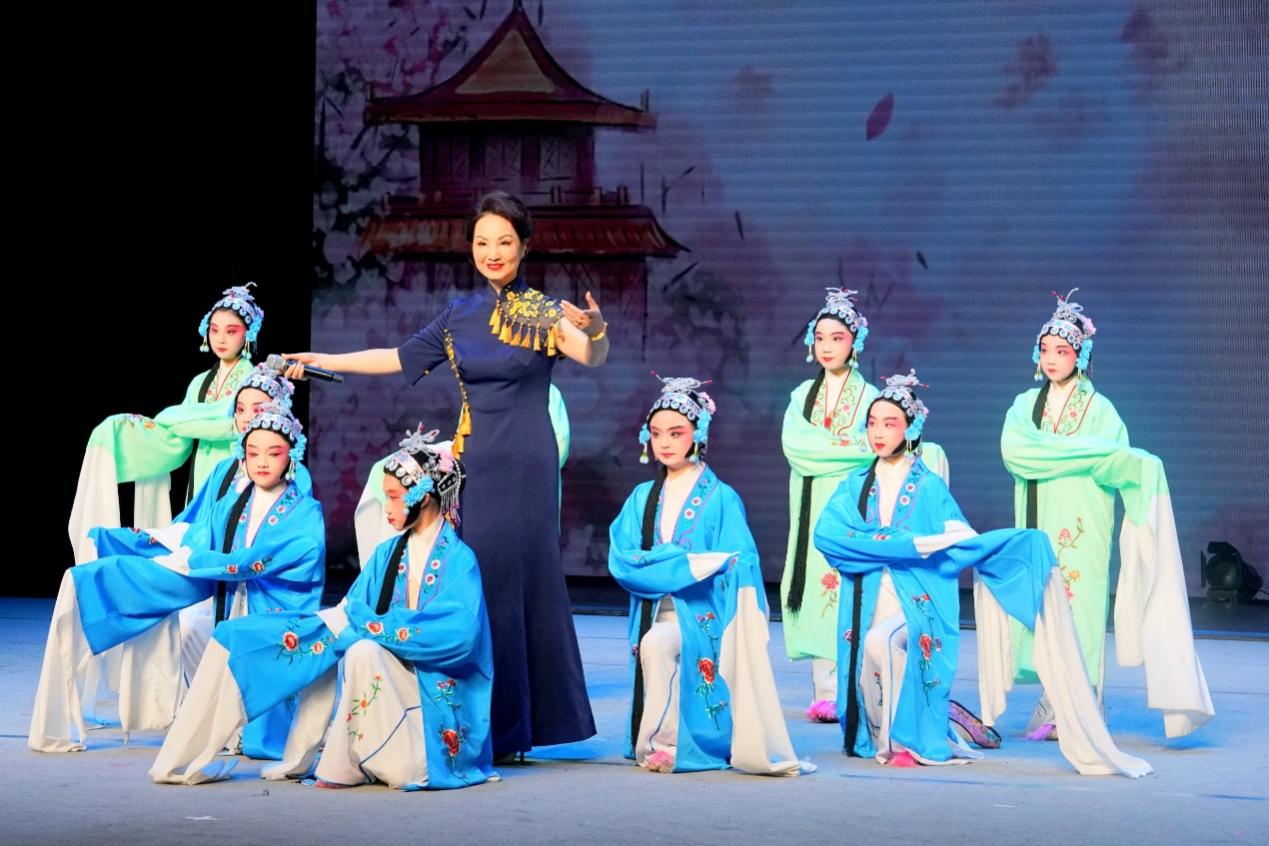 成都市举行“百名艺术家进校园”成果展演