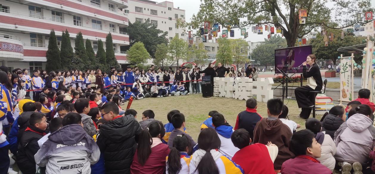 眉山映天学校为学生举办草坪音乐会