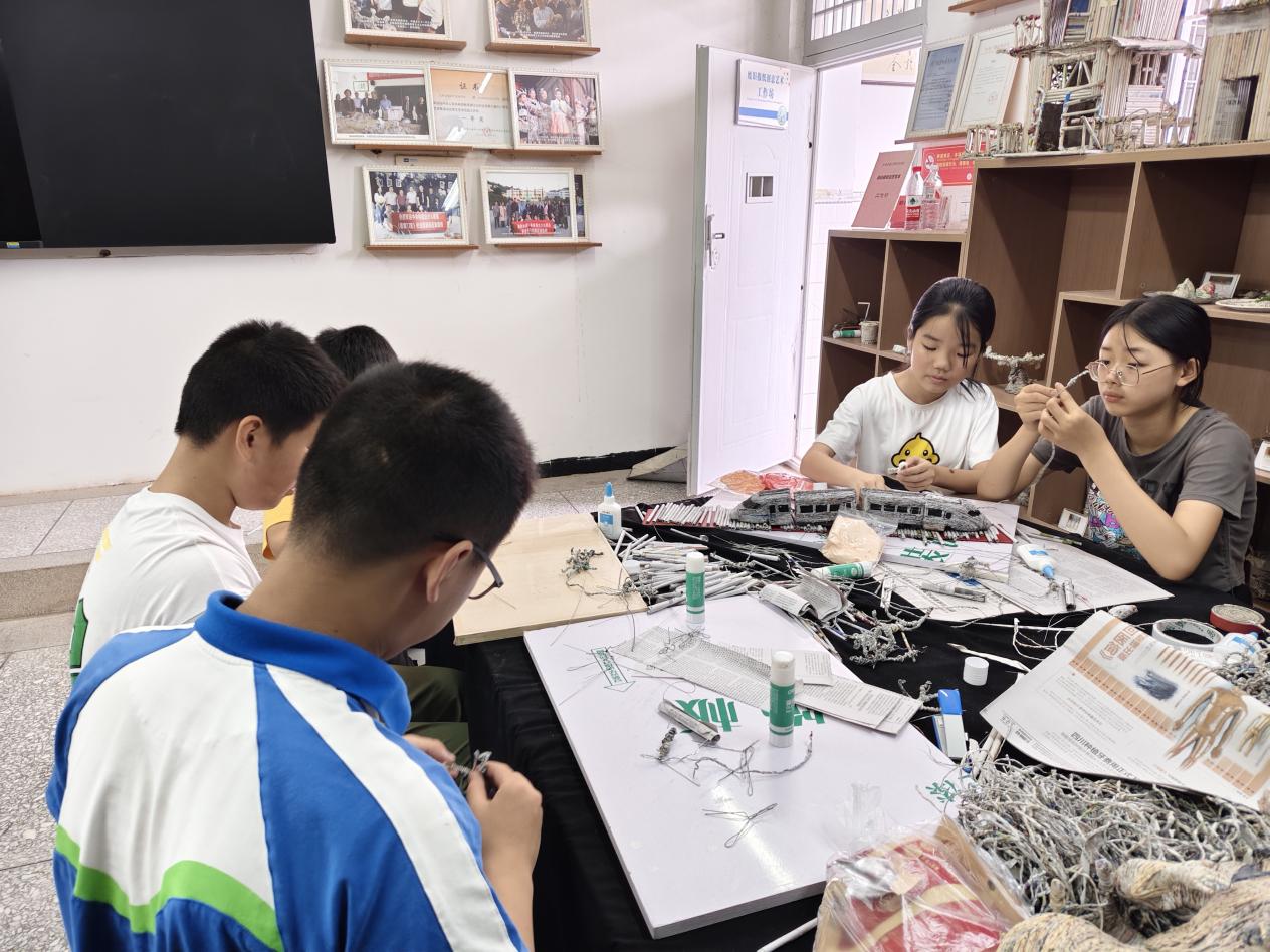 发掘废旧报纸美育价值,郪江外国语学校如何点“纸”成“金”