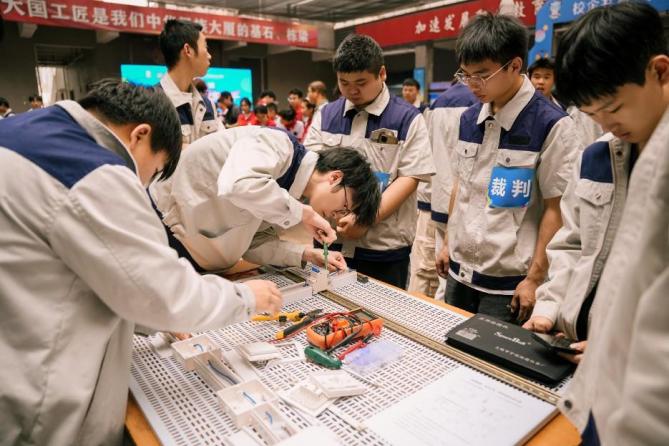 成都工贸职院举办2025年“铸匠杯”技创嘉年华