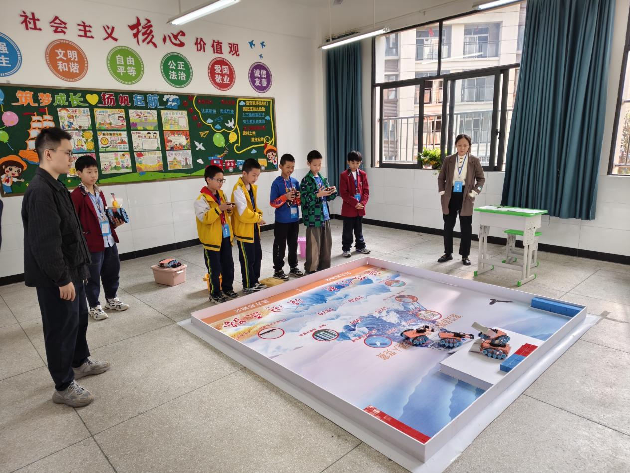 宣汉县普光镇双河小学参加全县第五届青少年机器人创新竞技比赛