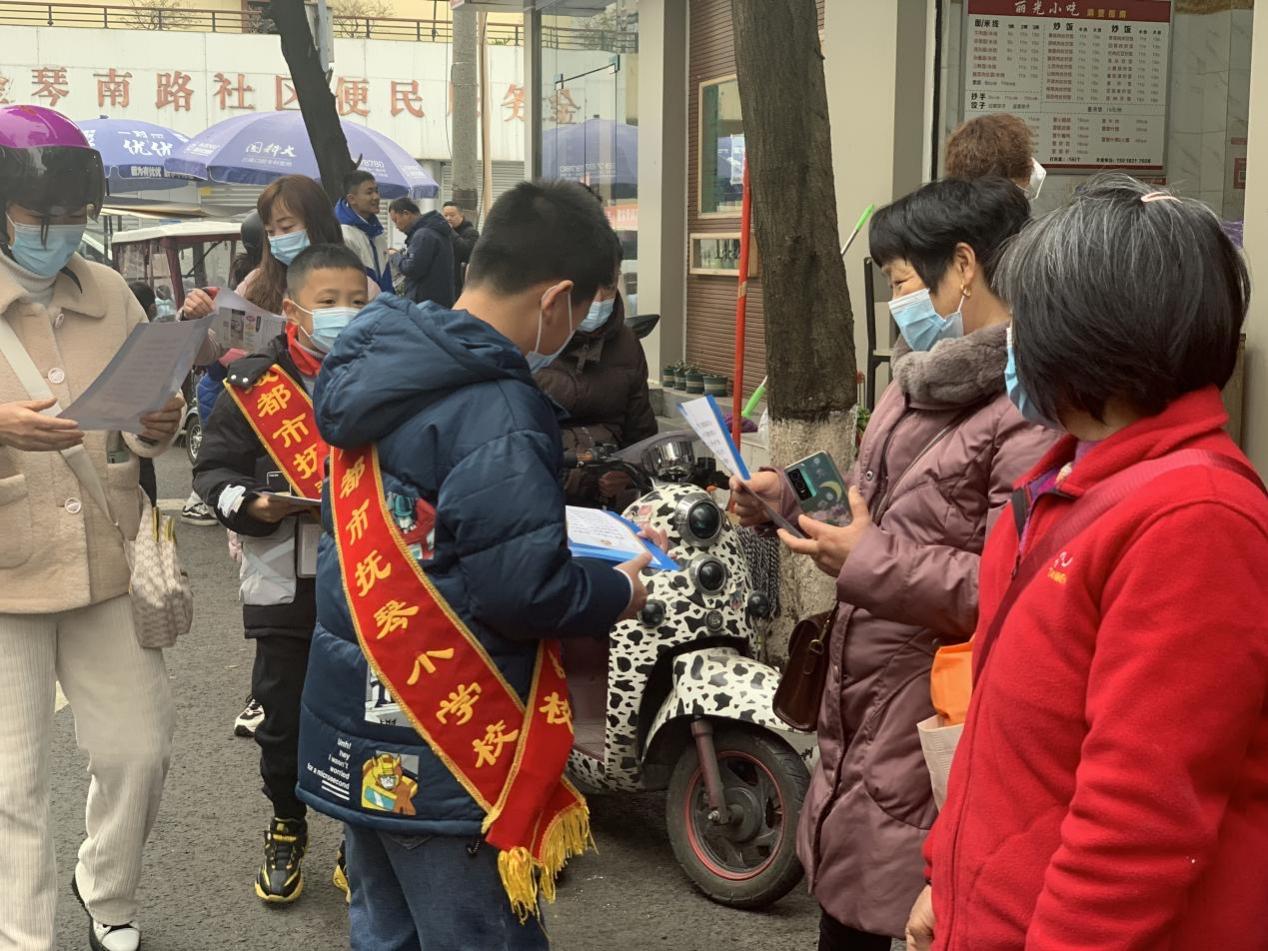 带动市民共学文明素养,金牛区师生走上街头开展“开学第一课”